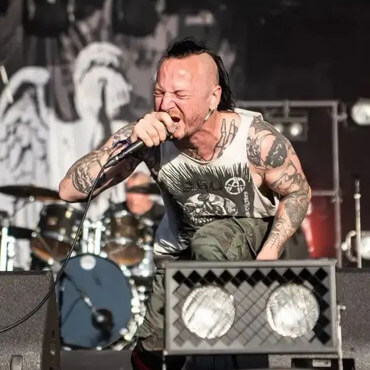 Discharge retorna ao Brasil depois de 18 anos