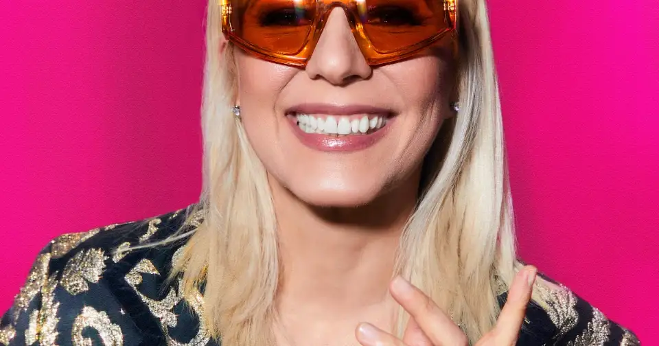 Paula Toller firma parceria com a 30e, celebra quatro décadas de carreira e aproveita para registrar o momento em uma gravação audiovisual