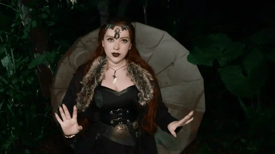Aline Happ lança clipe para canção presente na série “Vikings”.