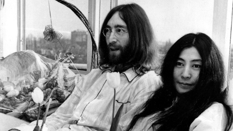Yoko Ono nunca superou relacionamento com John Lennon, segundo o filho Sean
