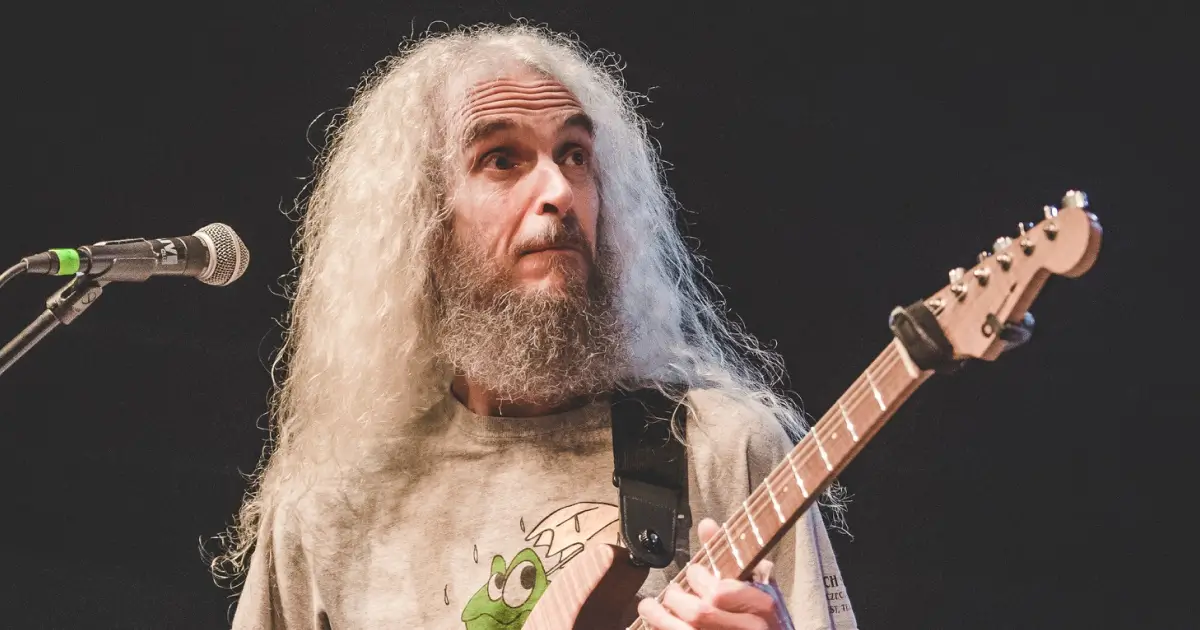 Guthrie Govan ironiza quem nega influência da madeira no som da guitarra: ‘Amigos da terra plana’