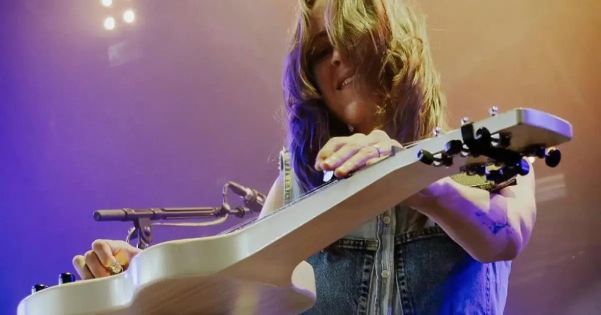 O truque para suavizar o timbre do lap steel, segundo Megan Lovell, do Larkin Poe