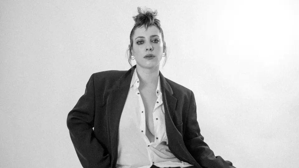 MADRE, projeto de Luiza Pereira, lança primeiro álbum solo acompanhado de manifesto anti-digital