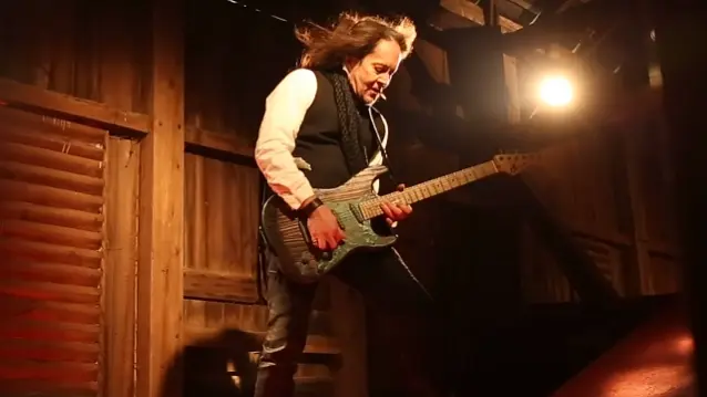JAKE E. LEE fala dos tiros que tomou recentemente: “Ele (o atirador) mirou no meu cachorro”