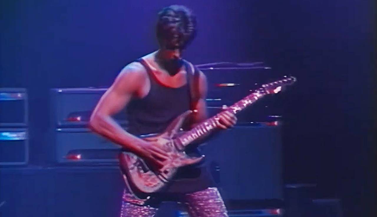 Como o fisiculturismo afetou GEORGE LYNCH na guitarra