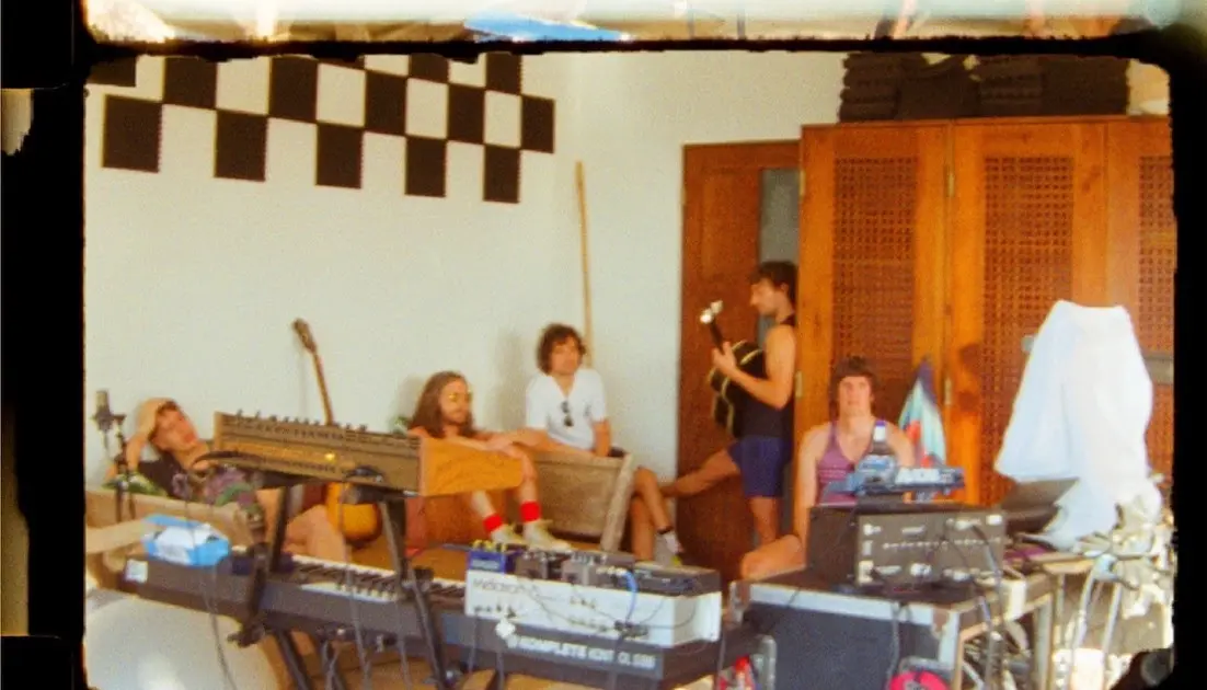 The Strokes lançam o aguardado novo álbum "Reality Awaits"